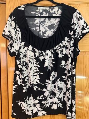 Dress Barn Black and White Floral Scoop Neck Short Sleeve Top